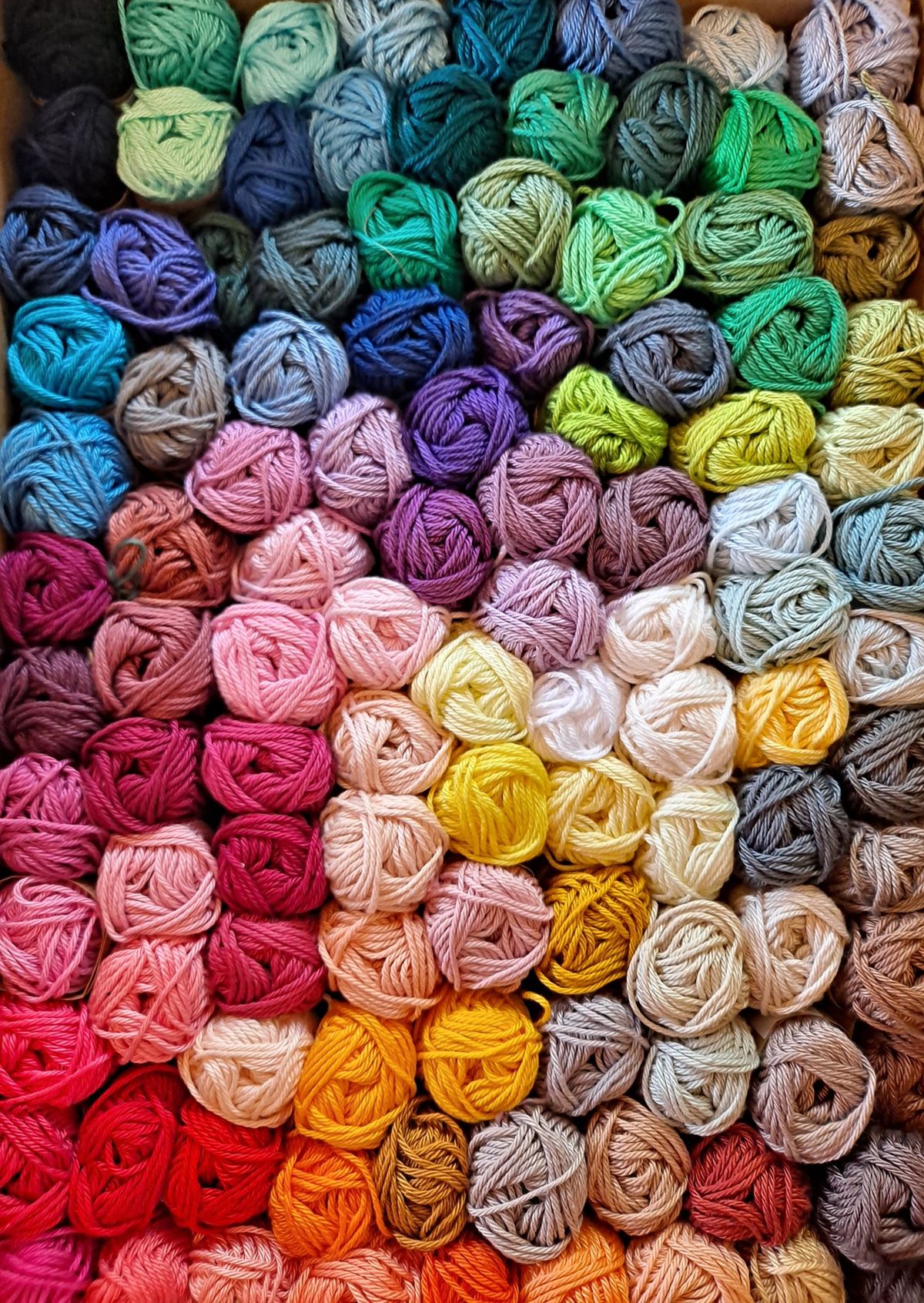 Tufting İpliği Çeşitleri: Yün, Akrilik ve Karışımların Farkı
